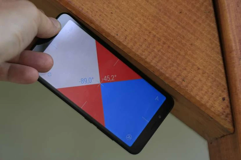 Mobilní telefon s aplikací na měření úhlu
