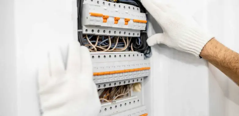 Elektroinstalace v domovním rozvaděči s kabely a jističi