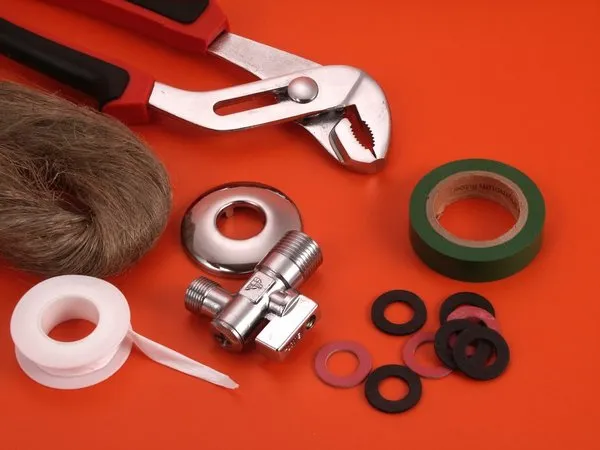 Nástroje a součástky pro montáž vodovodní baterie