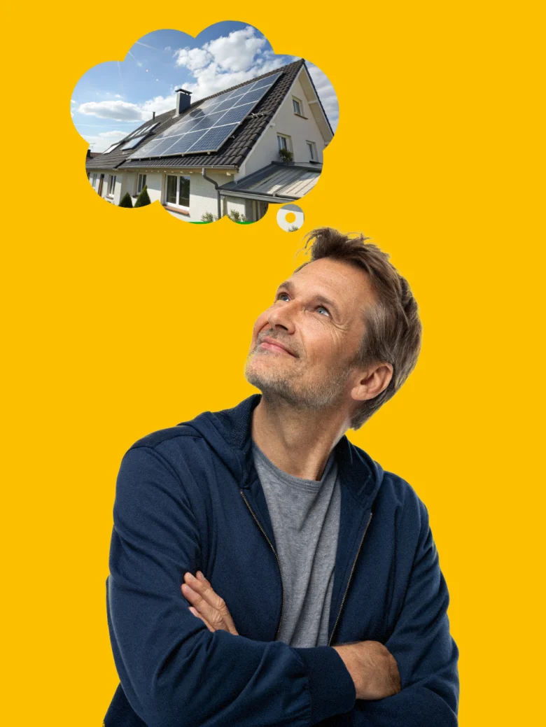 Muž přemýšlí o zapojení fotovoltaiky do rozvaděče
