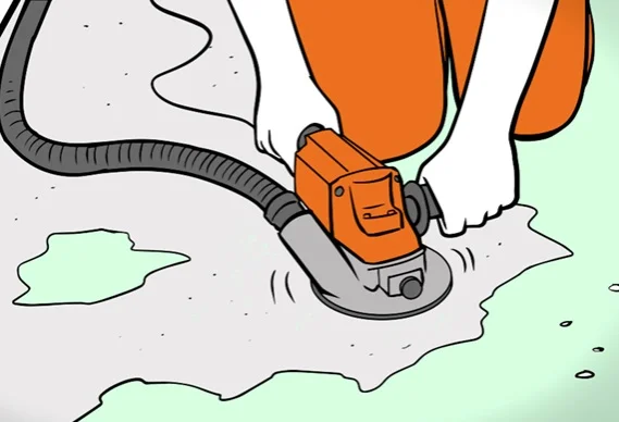 Práce s bruskou na vlhkém betonu při hydroizolaci.