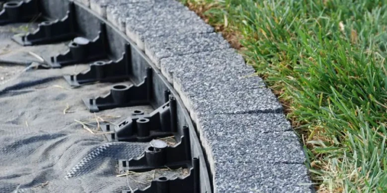 Stavba opěrné zdi s drenážním systémem na svahu