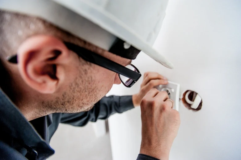 Elektrikář vyměňuje vypínač na zdi