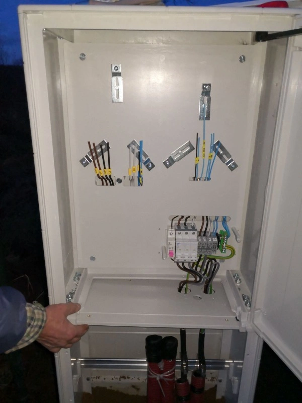 Vnitřní zapojení elektrické přípojky ze sloupu