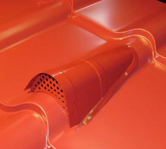 Ventilace plechové střechy pomocí hřebenového ventilátoru