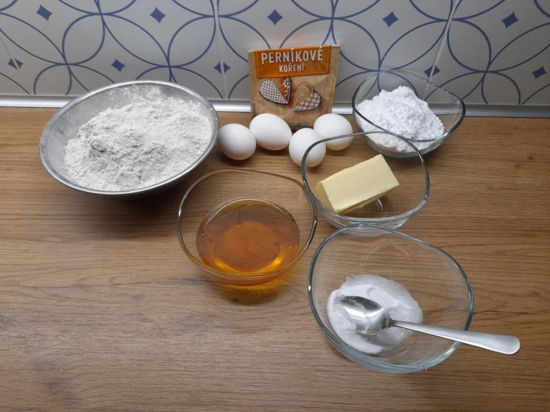Suroviny na české perníky: mouka, vejce, med a koření.