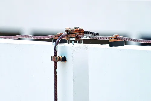 Detailní pohled na spojení hromosvodu s betonovou konstrukcí.
