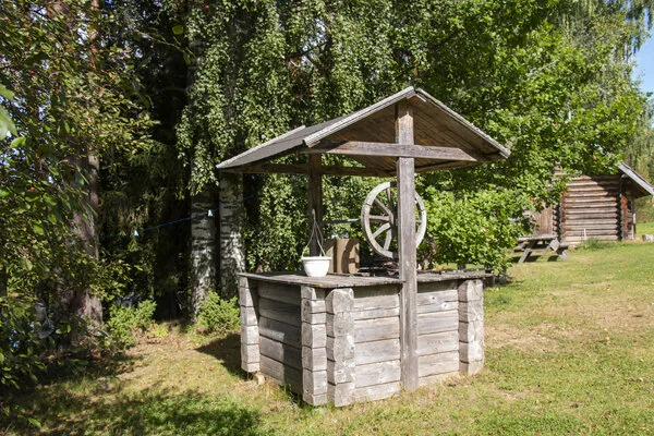Tradiční dřevěná studnice s koly pro ruční čerpání vody.