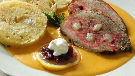 Svíčková s bramborovým knedlíkem v smetanové omáčce