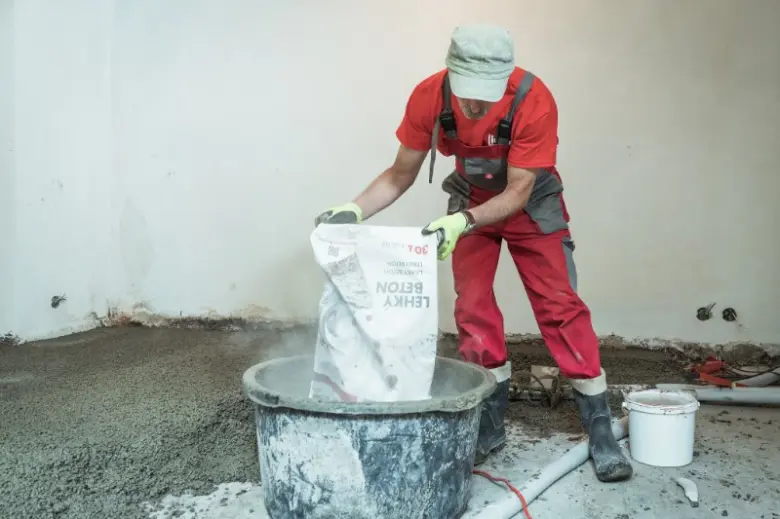 Muž nalévá lehčený beton do mísy.