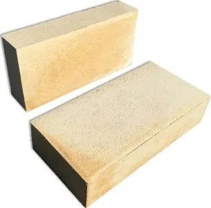 Dvě cihly pro stavbu udírny zobrazené na bílém pozadí.