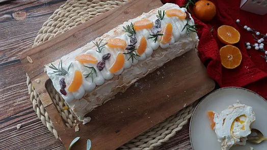 Dekorovaný válcový dort s pomerančem a rozmarýnem