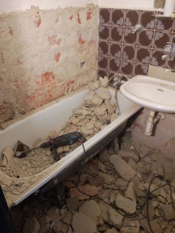 Rekonstrukce koupelny: demolice dlažby v koupelně