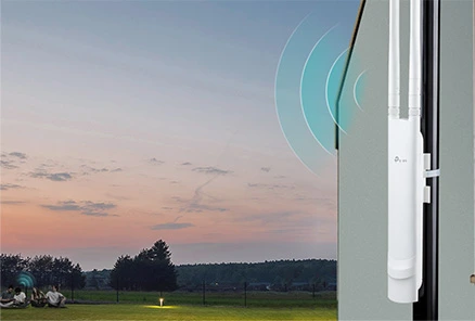 Rozšiřovač Wi-Fi venku na zahradě s signálem.
