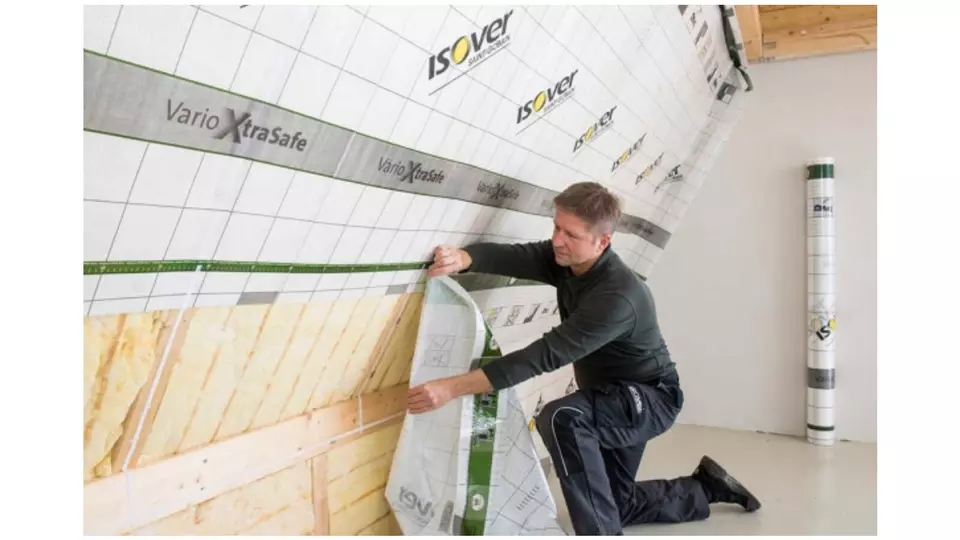 Instalace nadkrokevní izolace s fólií na dřevěné trámy.