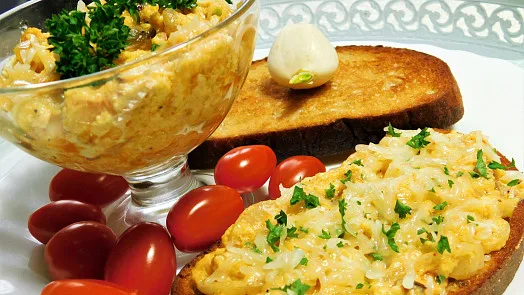 Pomazánka z luštěnin na toastu s rajčaty.