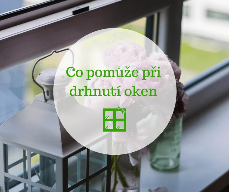 Okno s dekorací na okenním parapetu
