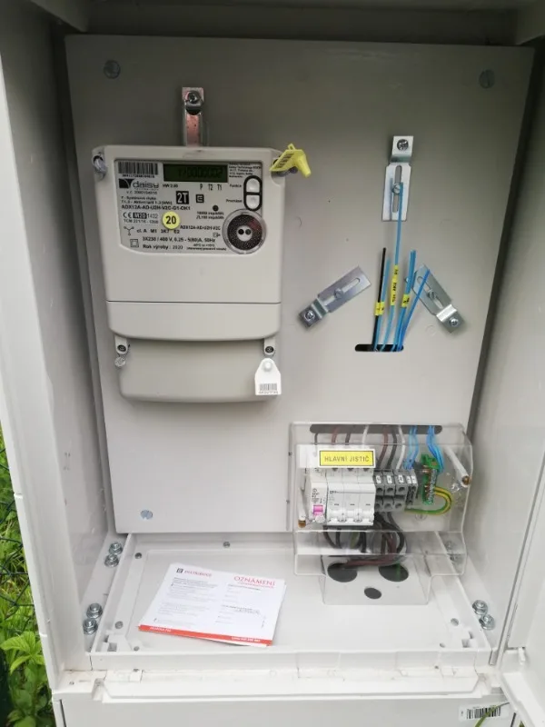 Nová elektroměrná skříň s vnitřním zapojením a českými štítky.