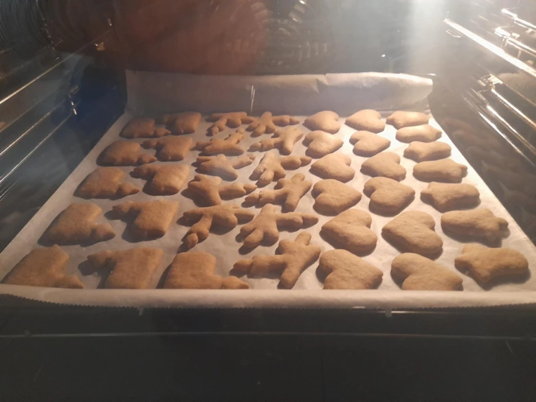 Tradiční perníky se pečou v troubě na plechu.