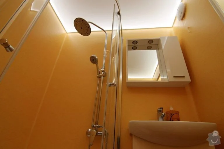 Moderní žlutá koupelna s sprchou a zrcadlem