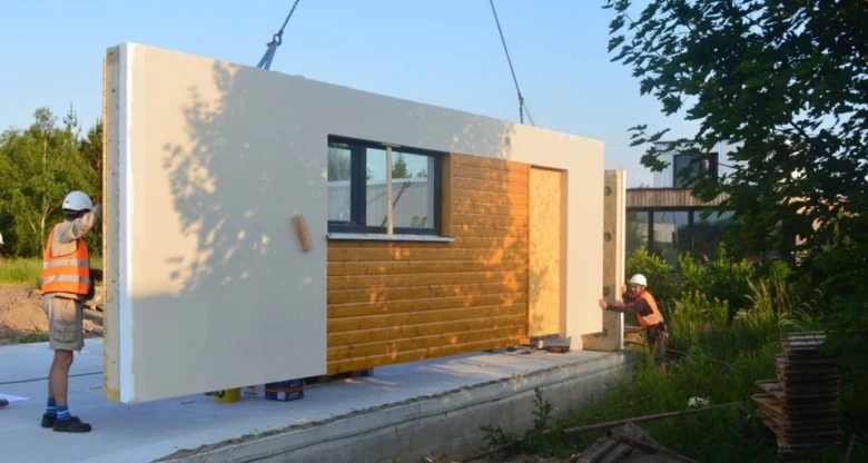 Montáž prefabrikované stěny pro rodinný dům typu bungalov.