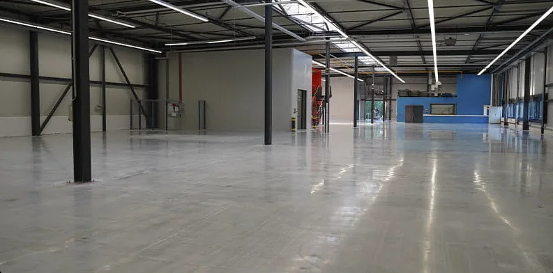 Zpracovaná betonová podlaha v průmyslovém prostoru
