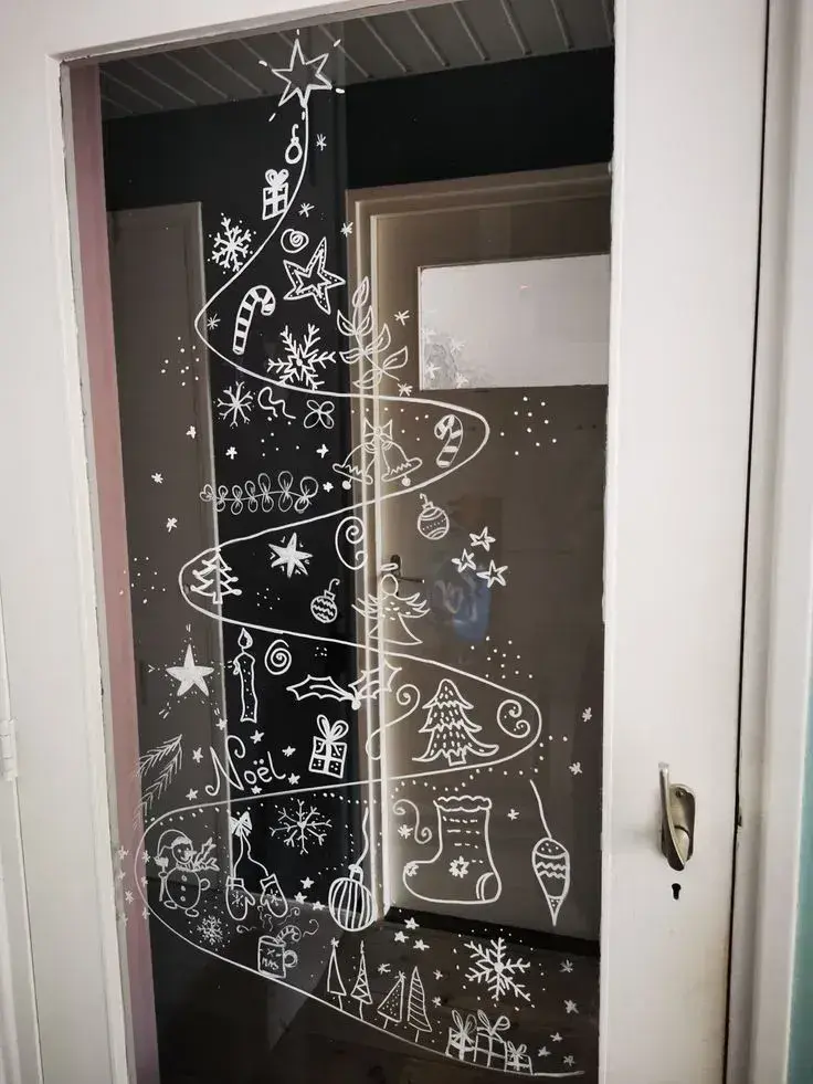 Výzdoba okna s vánočními kresbami na sklo