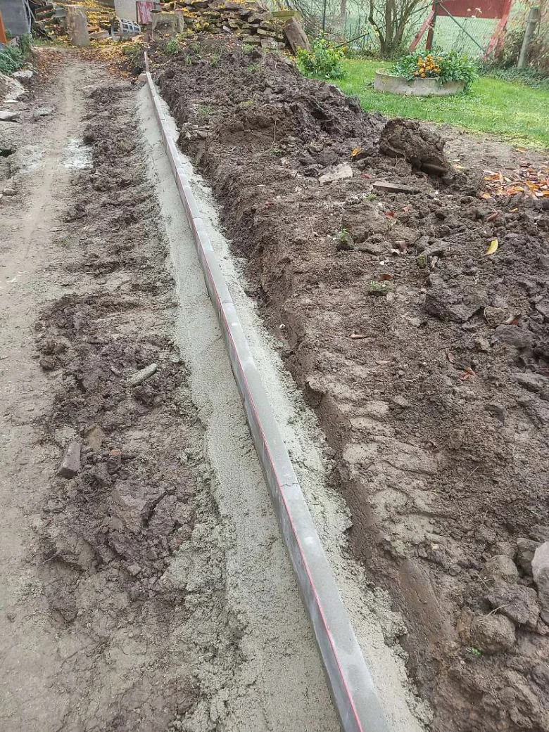 Příprava výkopu pro obrubník s vodítkem na správnou rovnost.