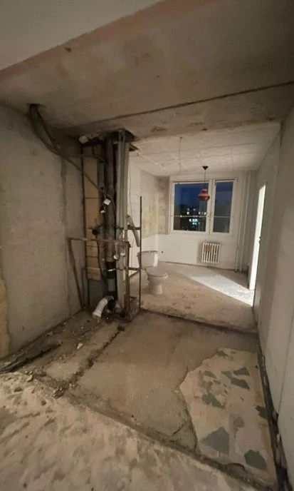 Byt v průběhu rekonstrukce s viditelnou instalací.