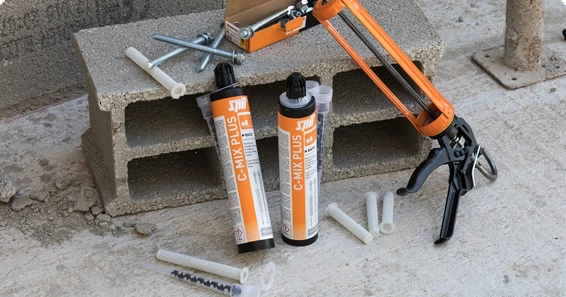 Chemické kotvy a nástroje pro instalaci