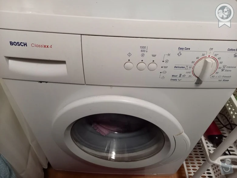 Bosch pračka s viditelným oblečením v bubnu