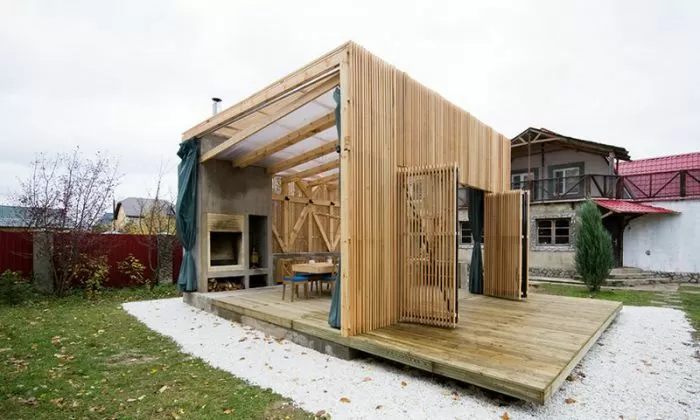 Dřevěná pergola s otevřenými stěnami na zahradě