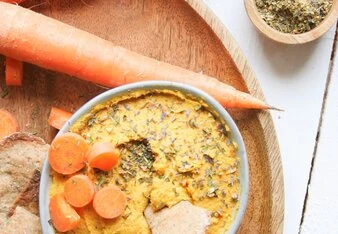 Veganská pomazánka z mrkve s chlebem a čerstvou zeleninou.