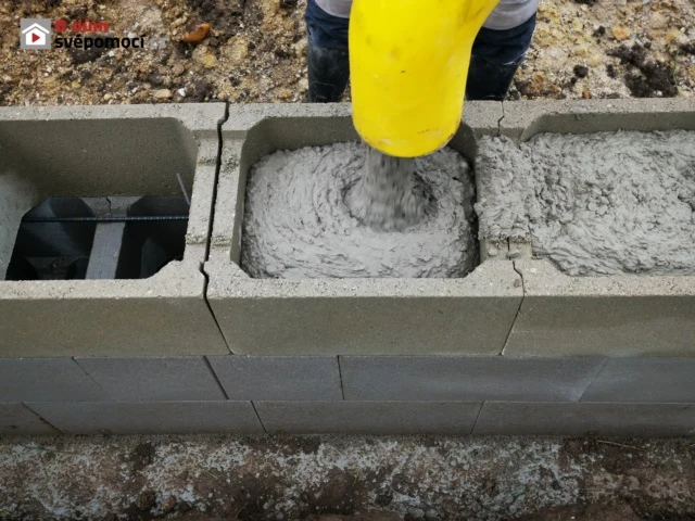 Nalévání betonu do ztraceného bednění s výztuží.
