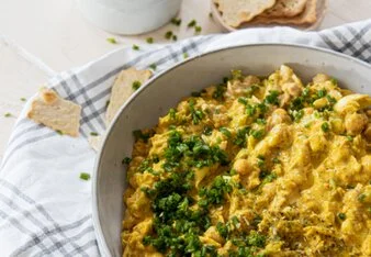 Kuchta s veganskou pomazánkou posypanou nasekaným česnekem.