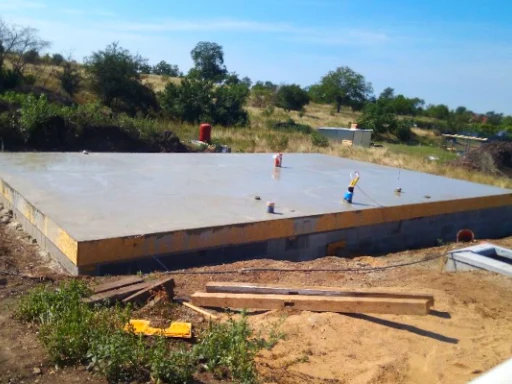 Ztracený bednění s betonovou podlahou na staveništi