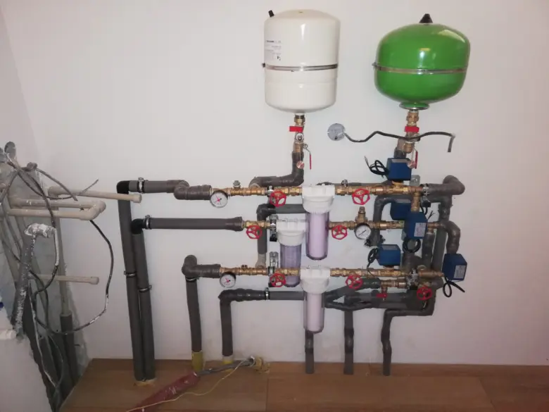Instalace filtračního systému na vodovodní potrubí.