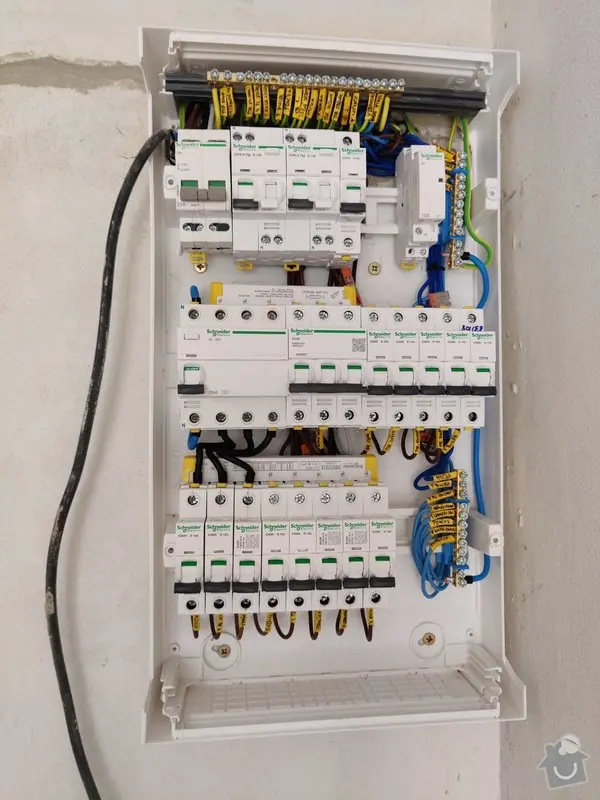 Otevřená elektrická rozvaděč s uspořádanými pojistkami a kabely