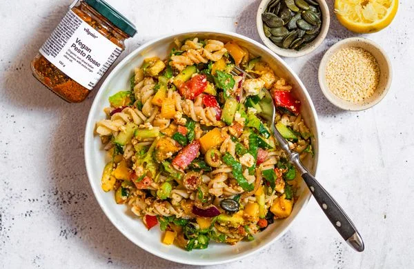 Báňka s veganskou těstovinovou salátou se zeleninou.